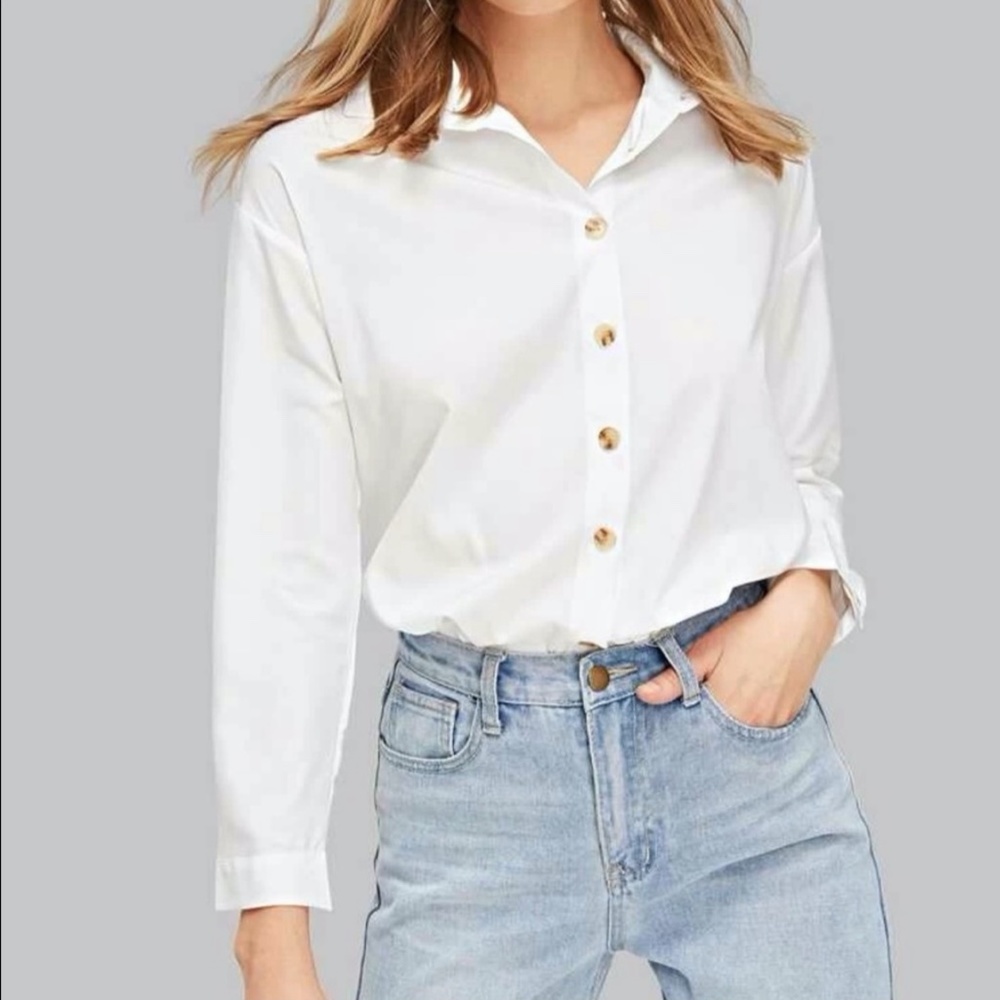 ✨HP✨ White Button Up Round Hem Shirt - Picture 2 of 3